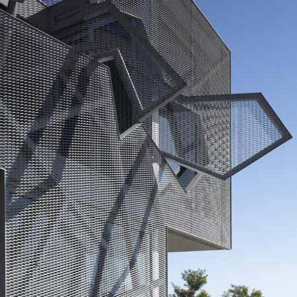 modernt-minimalistiskt-hus-tråd-mesh-element