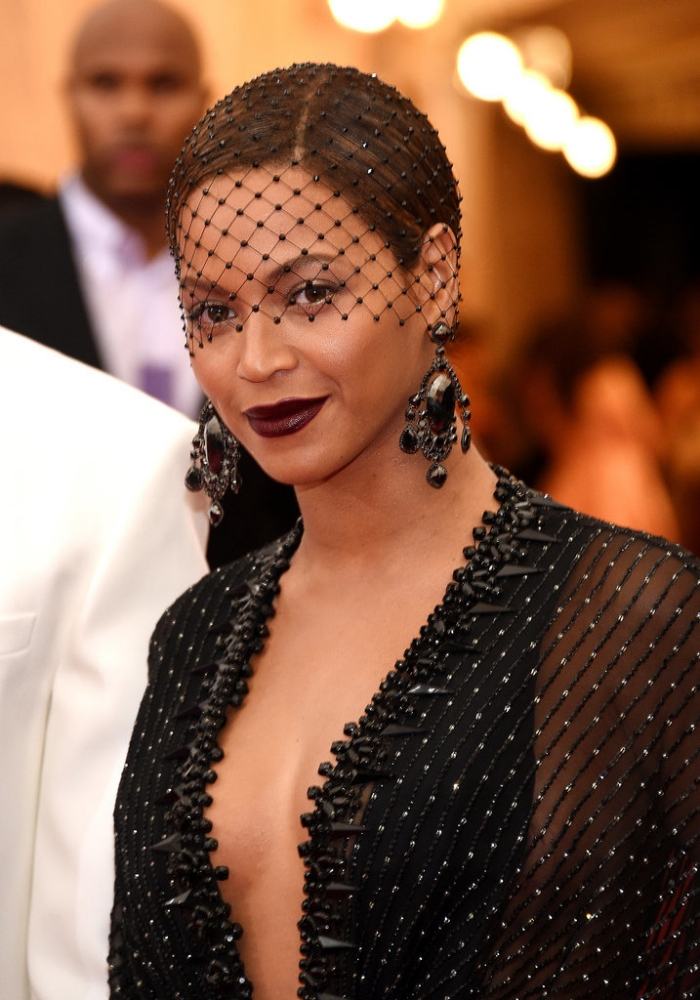 Beyoncé-Knowles-Met-Ball-2014-svarta ljuskrona örhängen