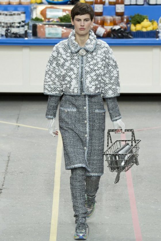 grå-outfit-med-shopping-korg-prickiga-material
