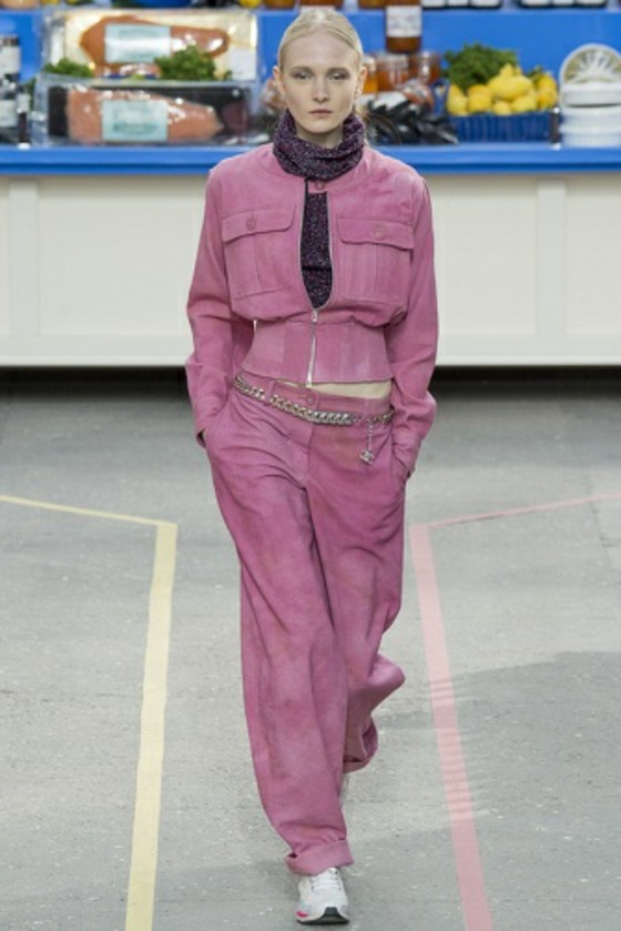 Sportig-outfit-i-rosa-med-metall-bälte-svart-halsduk
