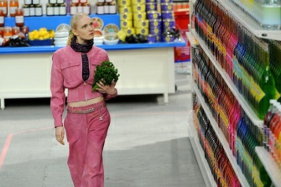 Modell-med-broccoli-stormarknad-catwalk-av-Chanel