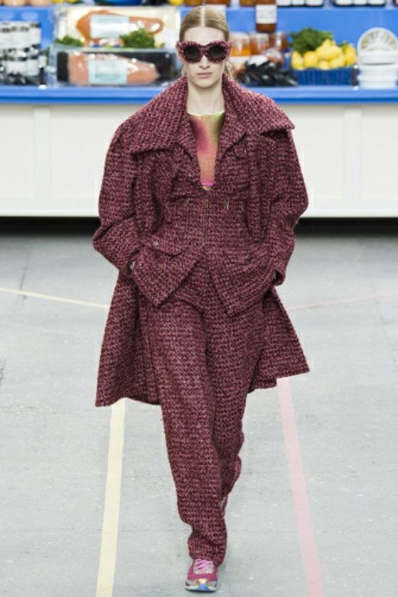 Lila-outfit-prickig-textilier-rock-Chanel-kollektion