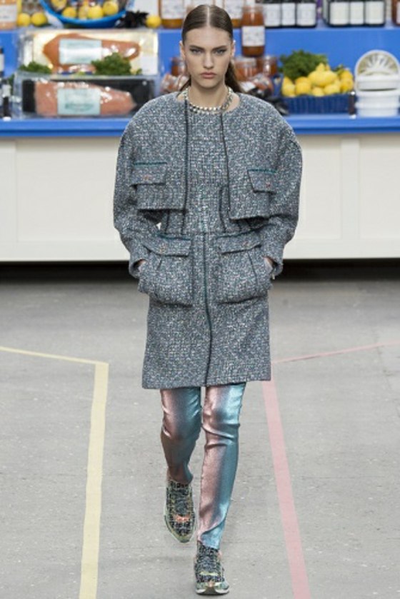 grårock-medellång-leggings-med-metalliskt utseende