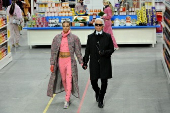 A-modell-med-Karl-Lagerfeld-i-stormarknaden