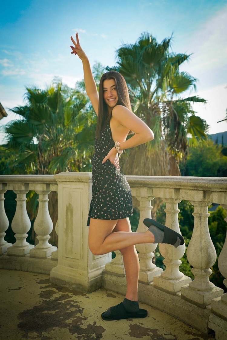 Charli D'Amelio vardagsoutfit med en kort klänning och platta sandaler
