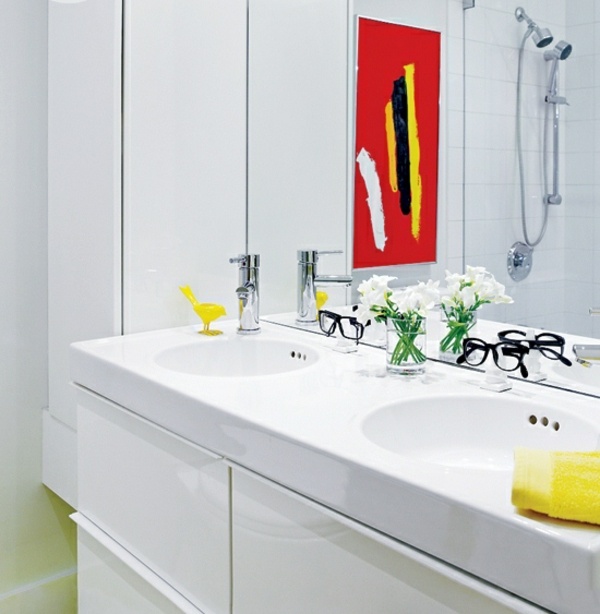 modernt badrum handfat underskåp vit färg
