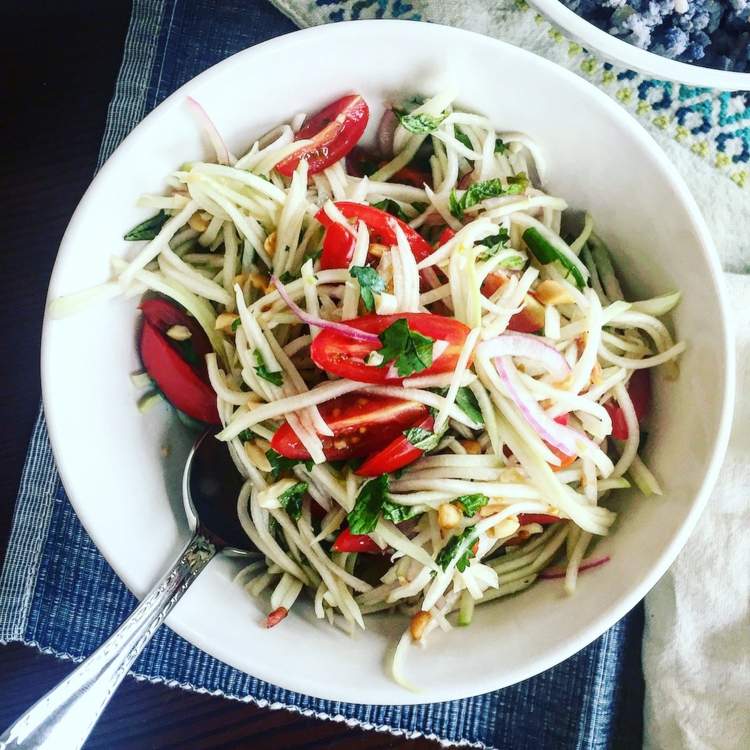 Exotiskt chayotrecept på sallad med tomat, koriander och lime