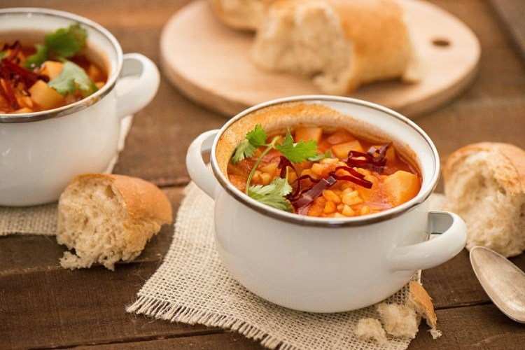 Chayotesoppa med guajillo och tomat