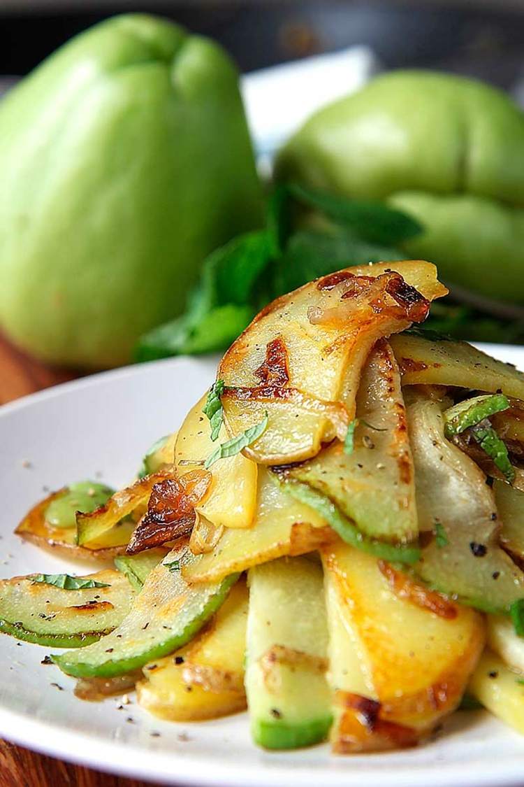 Friterad chayote med potatis, schalottenlök och mynta