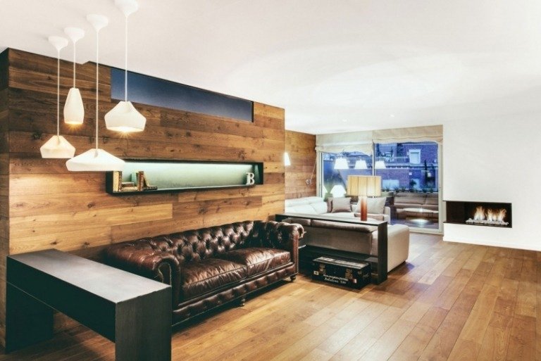 chesterfield-soffa-moderna-trä-golv-väggbeklädnad-öppen spis-skänk