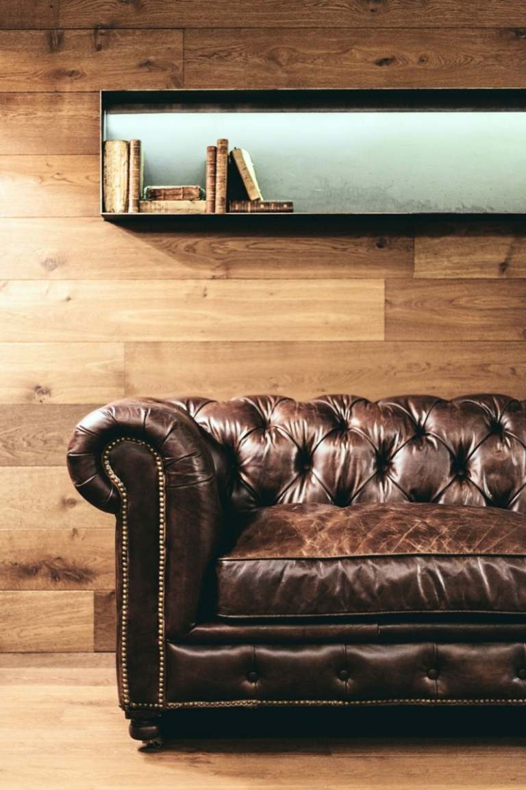 chesterfield-soffa-trä-modern-väggpanel-golv-vägg hylla-läder soffa-vintage