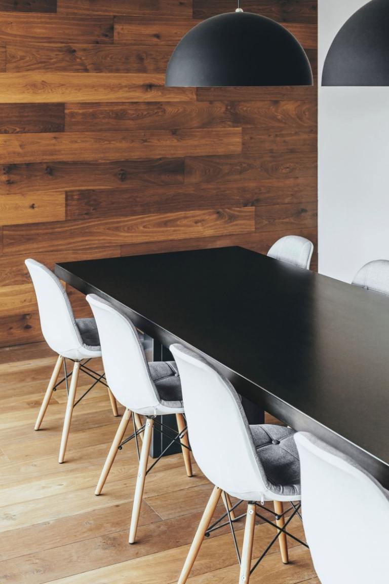 matsal-moderna trägolv-stolar-vitt-matbord-svart