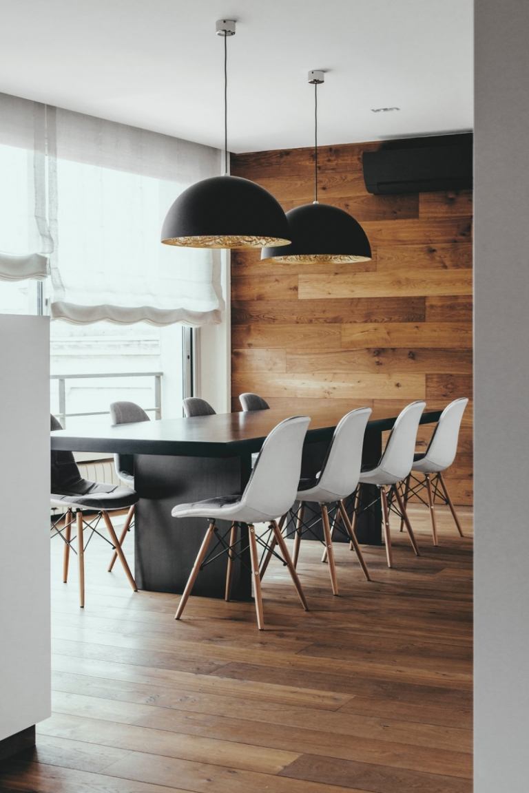 essyimmer-matbord-stolar-hängande-lampor-trä-moderna