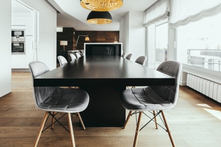chesterfield-soffa-trä-modern-trä-golv-matbord-stolar-hängande-lampor-guld