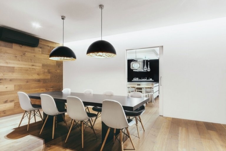 matsal-trägolv-modernt-matbord-svarta-stolar-vitt