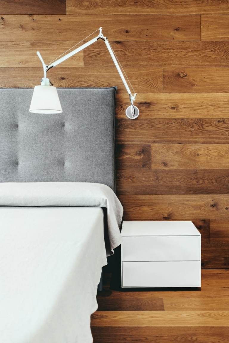 sovrum-väggbeklädnad-trä-trägolv-nattlampa-sängbord