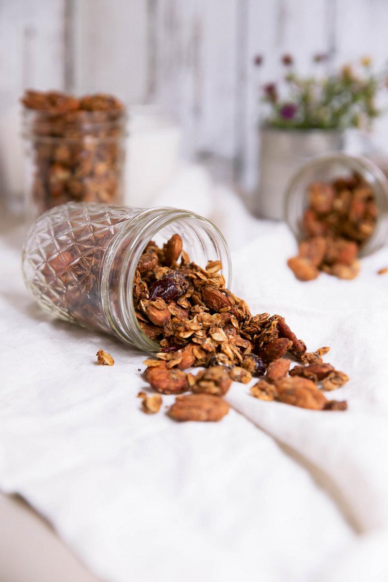 Hemlagad müsli med lågt kaloriinnehåll för frukost för viktminskning