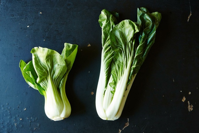 pak choi kinesiska kålväxter gröna blad vita stjälkar