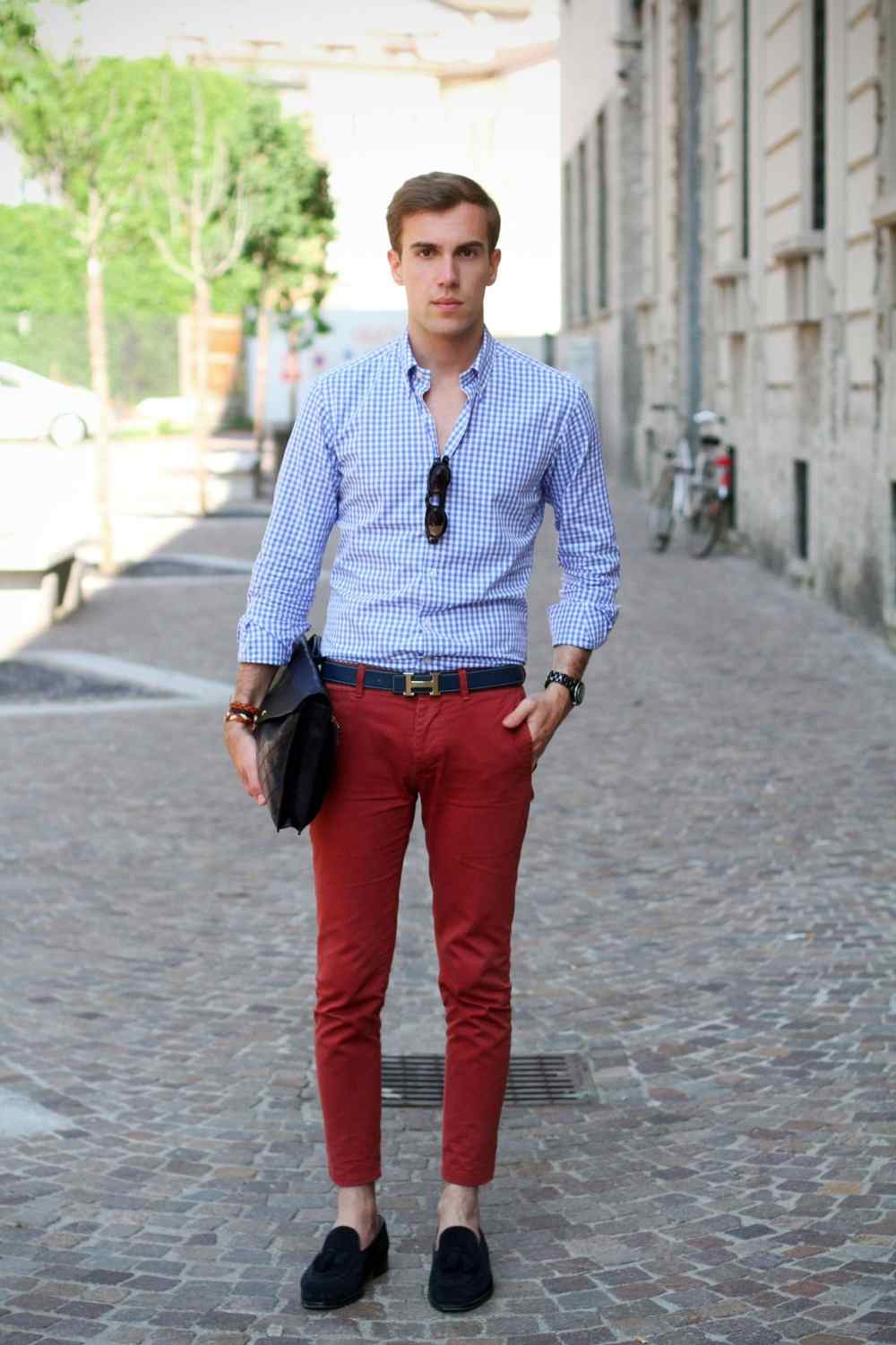 röda chino byxor kombinerar män med en rutig skjorta