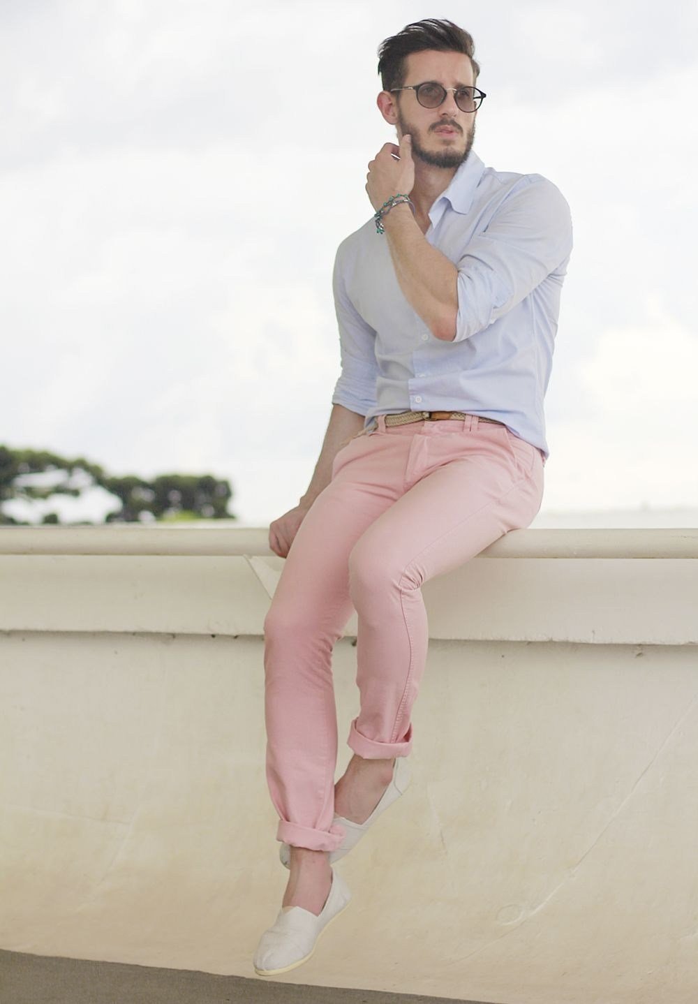 män kombinerar sommarlook med en avslappnad skjorta och rosa chinobyxor