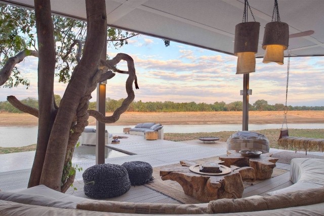 villa-på-floden-zambia-rustikt-soffbord-trädäck-sittplatser