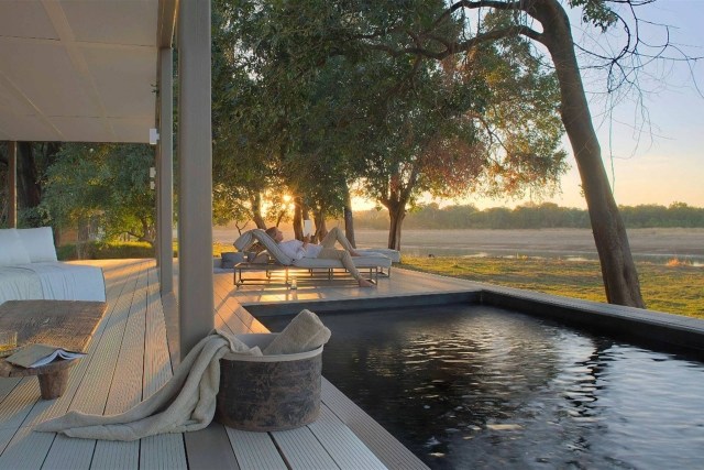 Lyx-Camp-Afrika-Zambia-Safari-Avkoppling-möbler-på terrassen-med-pool