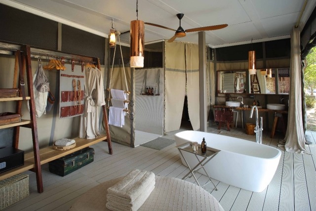 Rustikt-badrum-omklädningsrum-fristående-badkar-mässing-taklampa