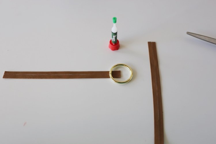 Chokerkedja-gör-det-själv-instruktioner-metallcirkel-lädersnod