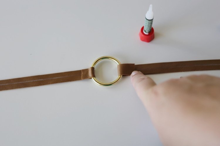 choker-kedja-gör-det-själv-instruktioner-metall-steg-läder-tejp-lim