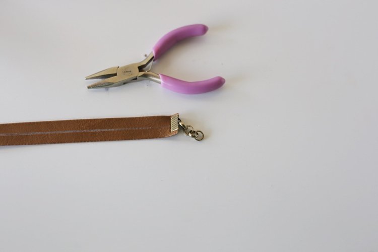 Choker-kedja-gör-det-själv-instruktioner-läder-sladd-brun-lås