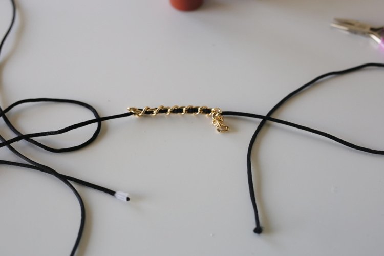 choker-kedja-gör-det-själv-instruktioner-sladd-läder-sladd-guld