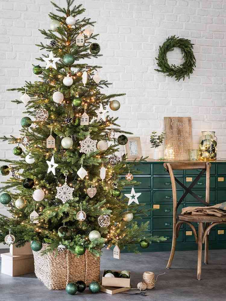 dekorera äkta julgran grön vit