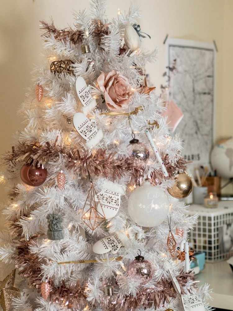 vitt julgran rosa guld dekorera elegant