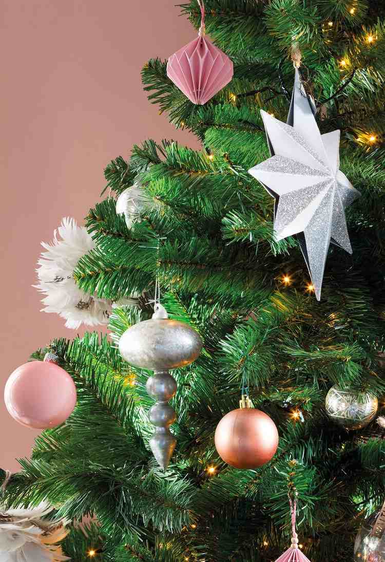 Julgransdekorationer rosa silveridéer från olika material
