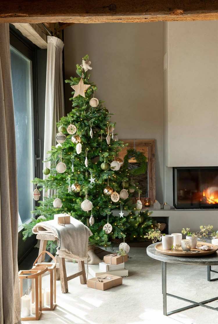 Dekorera julgranen med träddekorationer av trä