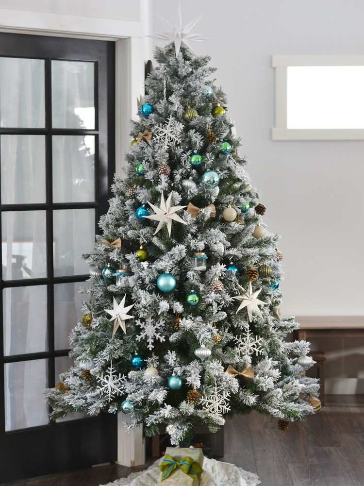 Julgran dekorera exempel i blått och silver konstgjort snöträd