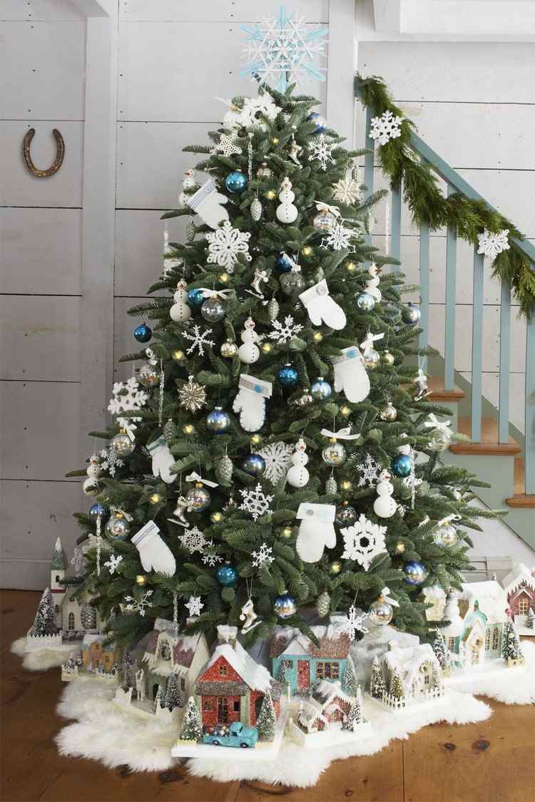 Julgran blå vit dekorera med trädbollar snöflingor handskar