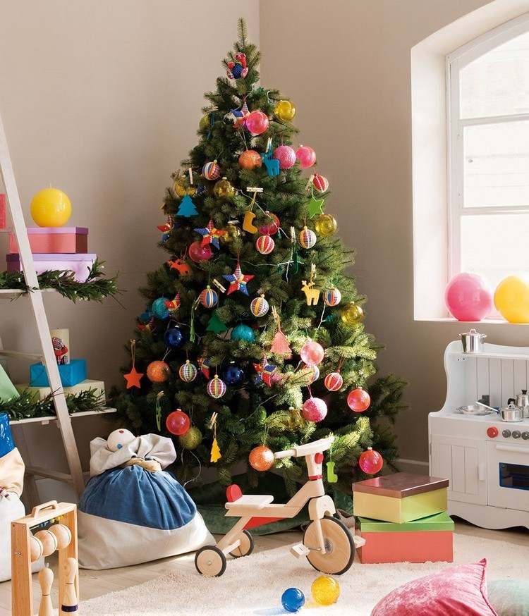Dekorera färgrikt julgran med barn
