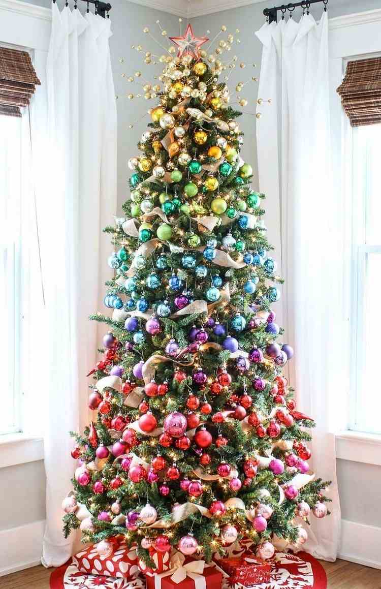 Julgran dekorera färgglada dekorationer i regnbågsfärger