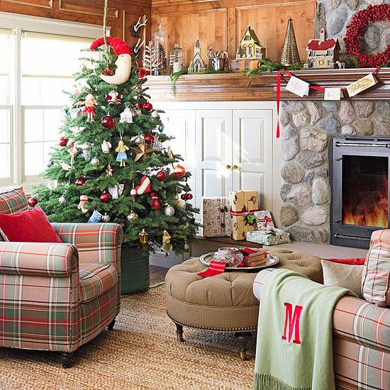 Gran träd lantgård dekoration vardagsrum jul smycken eldstad fåtöljer soffuppsättning