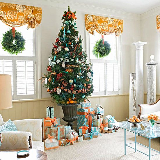 Vardagsrum julgran stjärna dekoration stå presenter-kransar fönster-dekoration gardiner