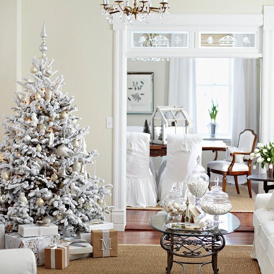 snösprutade-jul-träd-gyllene-jul-träd-dekorationer