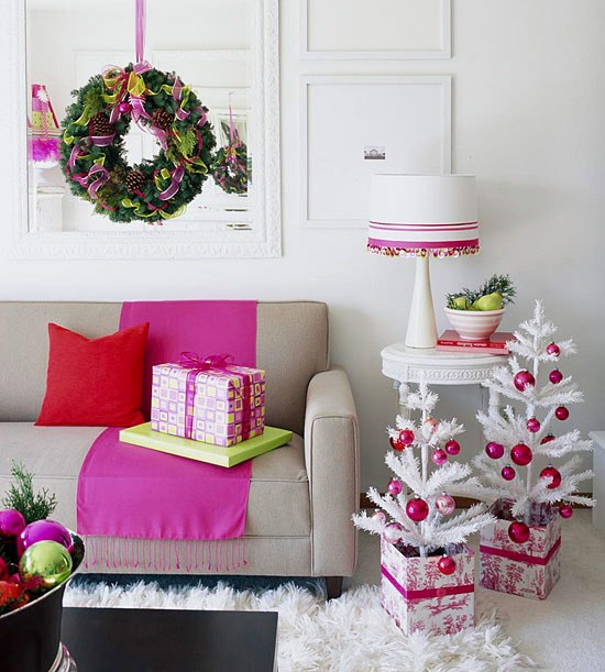 vit-liten-konstgjord-jul-träd-vardagsrum