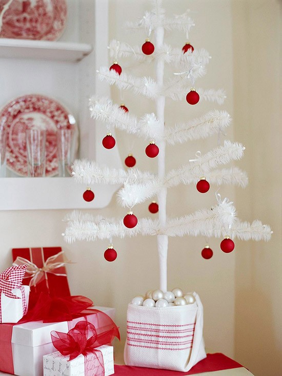 Julgran-dekorationer-röd-vit-konstgjord-träd