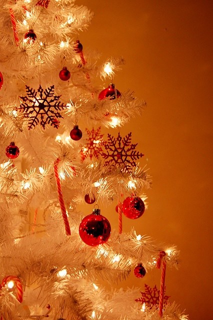 vita-konstgjorda-jul-träd-fe ljus-röda-smycken
