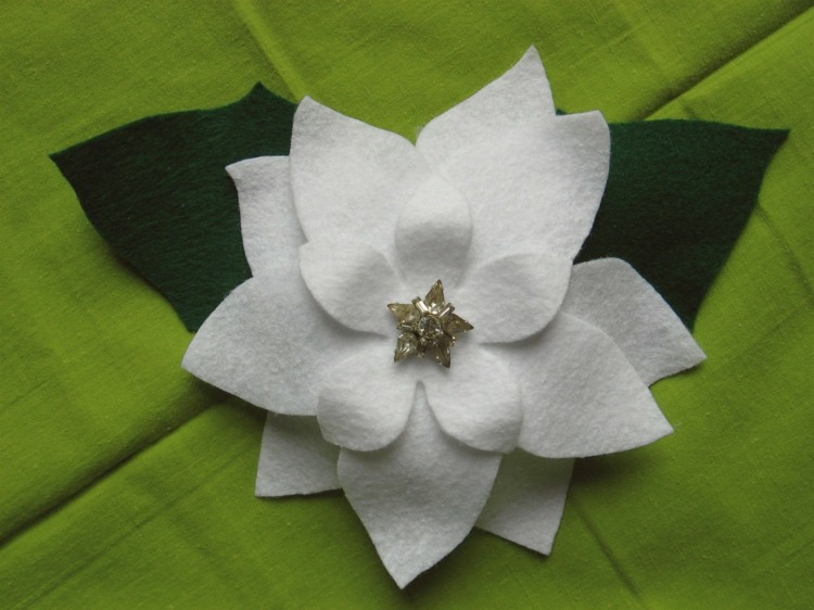 gör din egen julgransdekoration julstjärna vit blomma filt deco