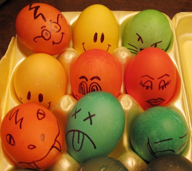 Påskägg-målning-ansikten-känslor-tryckning