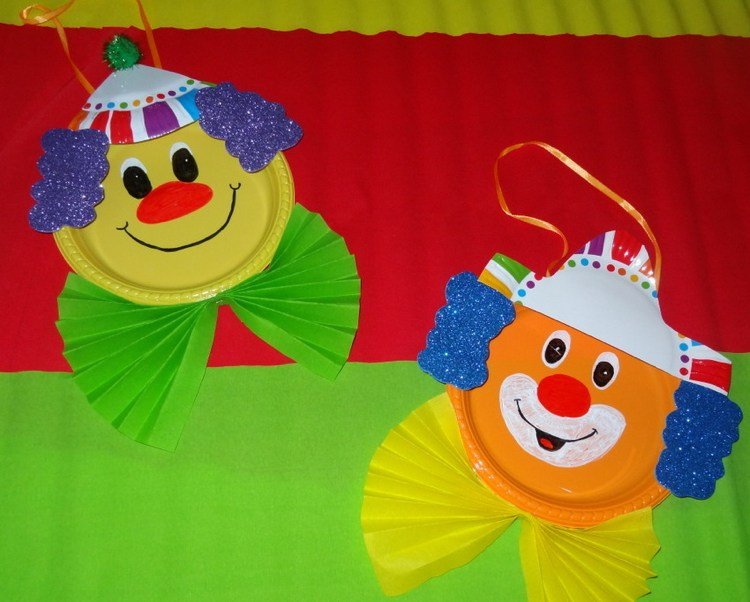 clown från pappersplatta gör färgglada barn
