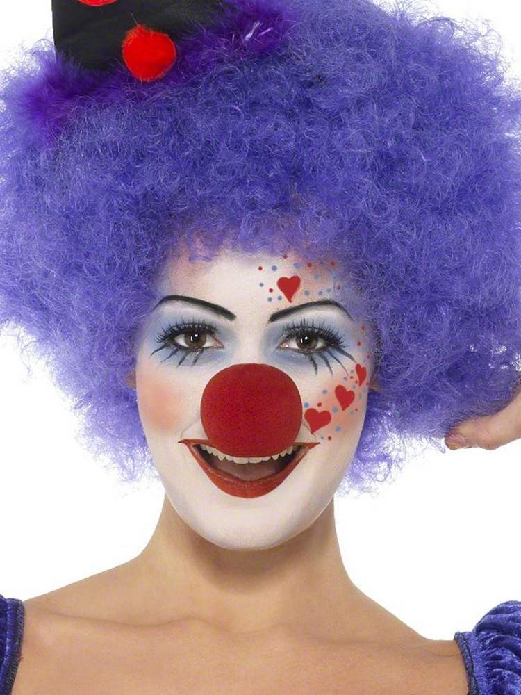 Clown-make-up-kvinna-röd-hjärta-vit-primer