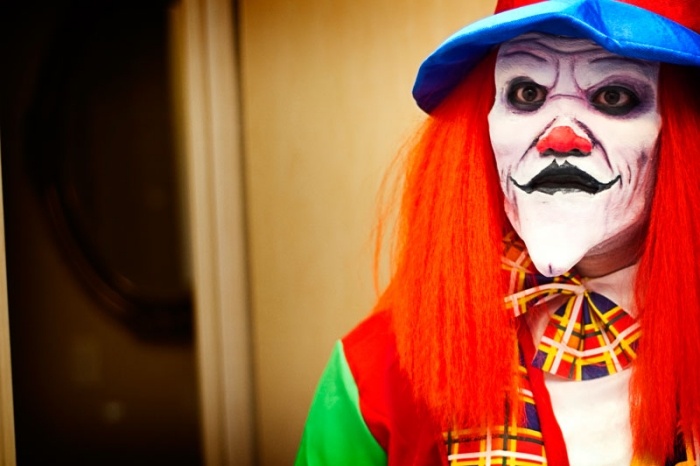 smink-halloween-stil-idéer-läskiga-clown-onda-röda-hår